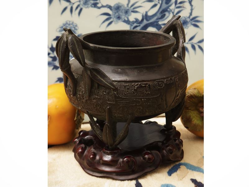 Incensiere in bronzo con base lignea, Cina, dinastia Qing, sec. XIX