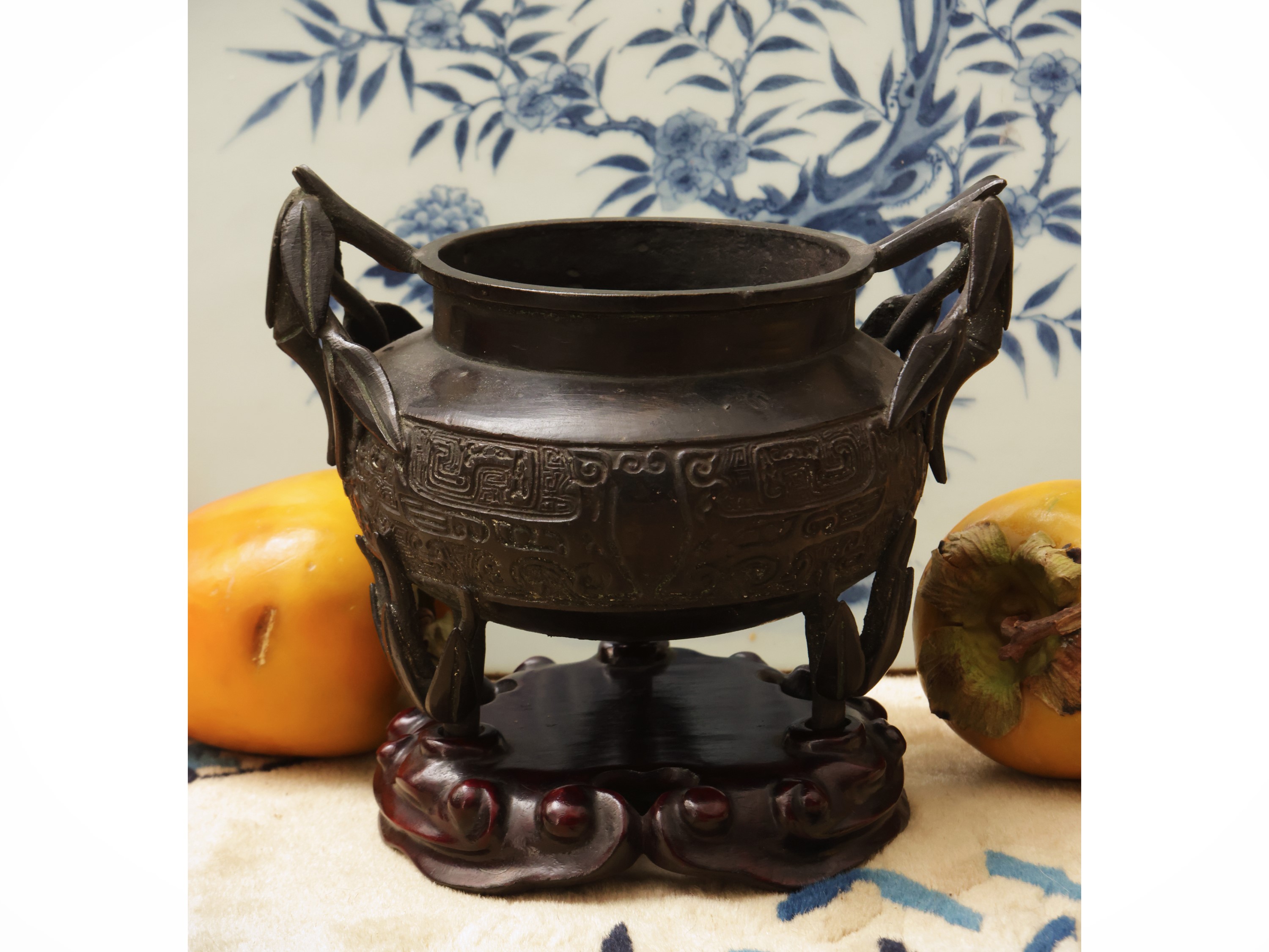 Incensiere in bronzo con base lignea, Cina, dinastia Qing, sec. XIX