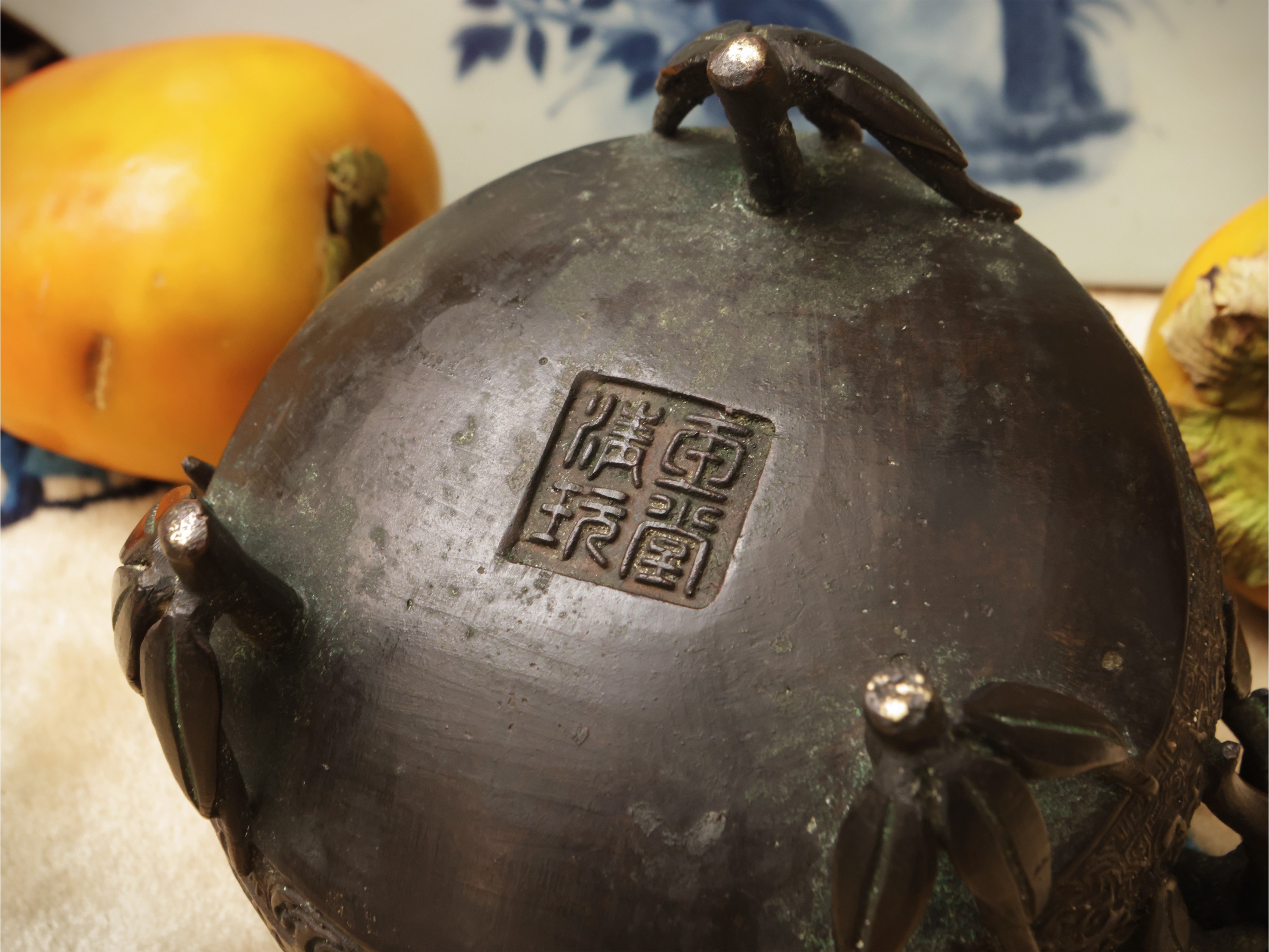 Incensiere in bronzo con base lignea, Cina, dinastia Qing, sec. XIX