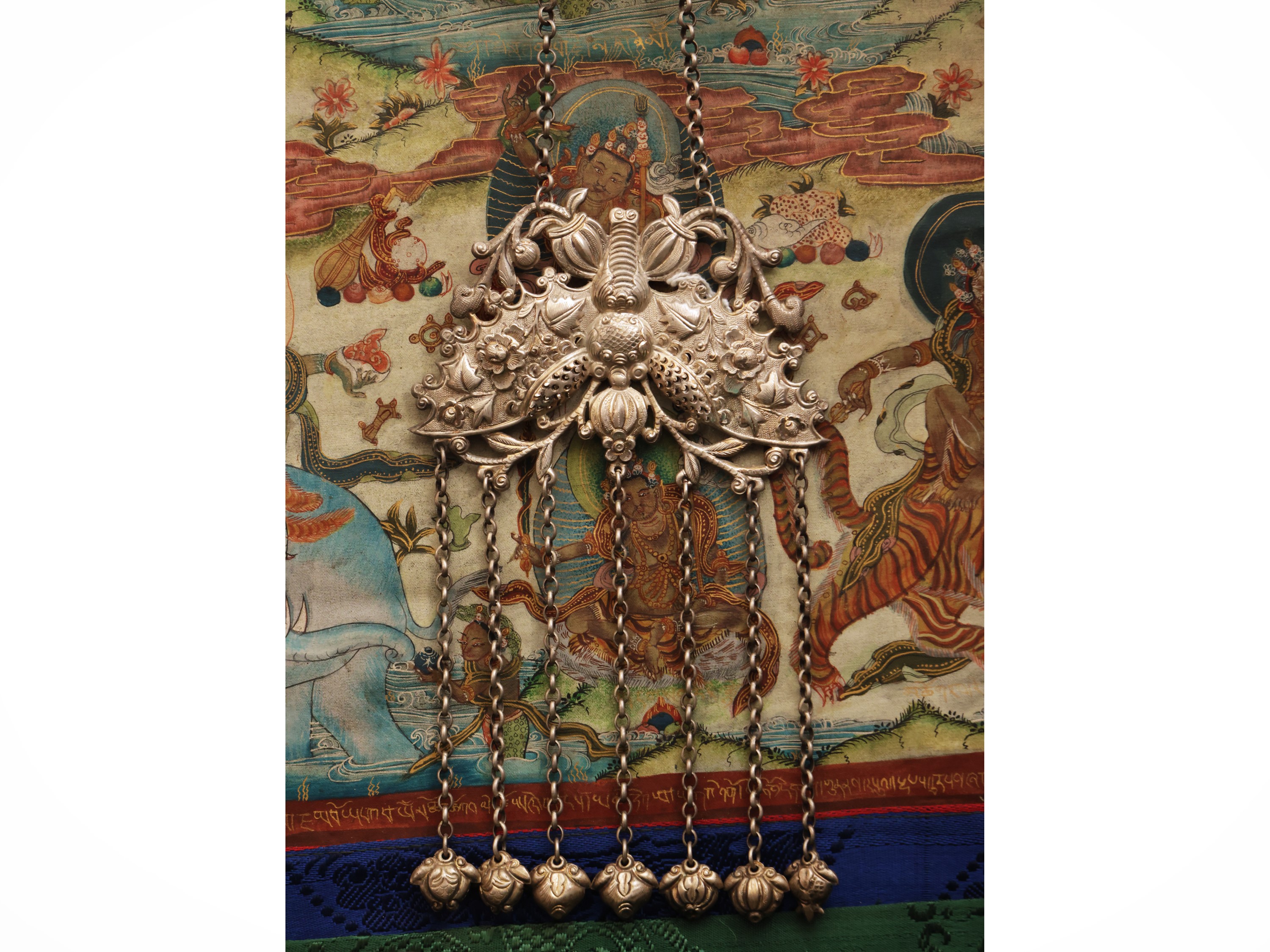 Collana con pendenti a motivi di farfalle, frutti e pesci in argento cesellato, Cina