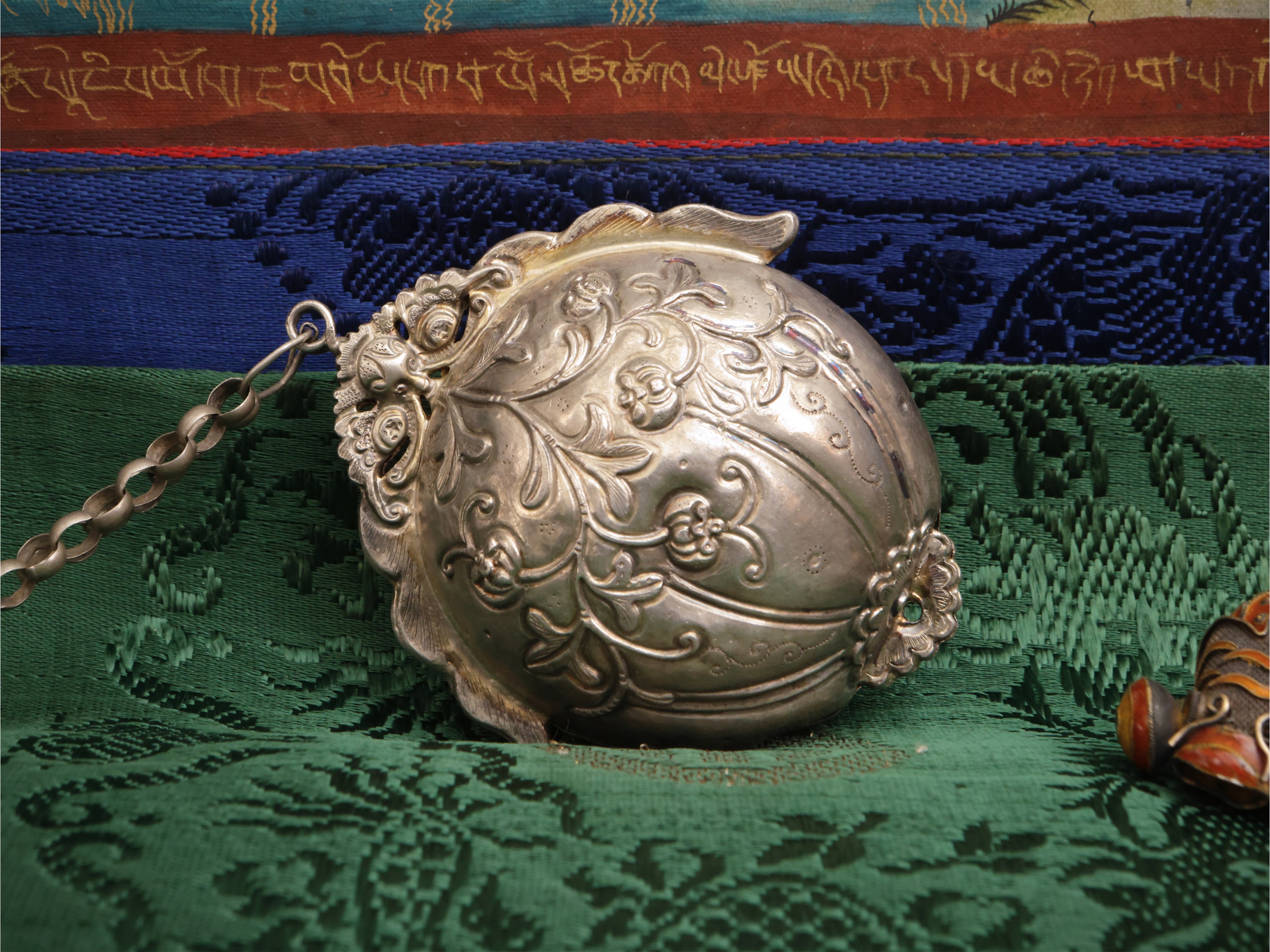 Collana con pendenti a motivi di farfalle, frutti e pesci in argento cesellato, Cina