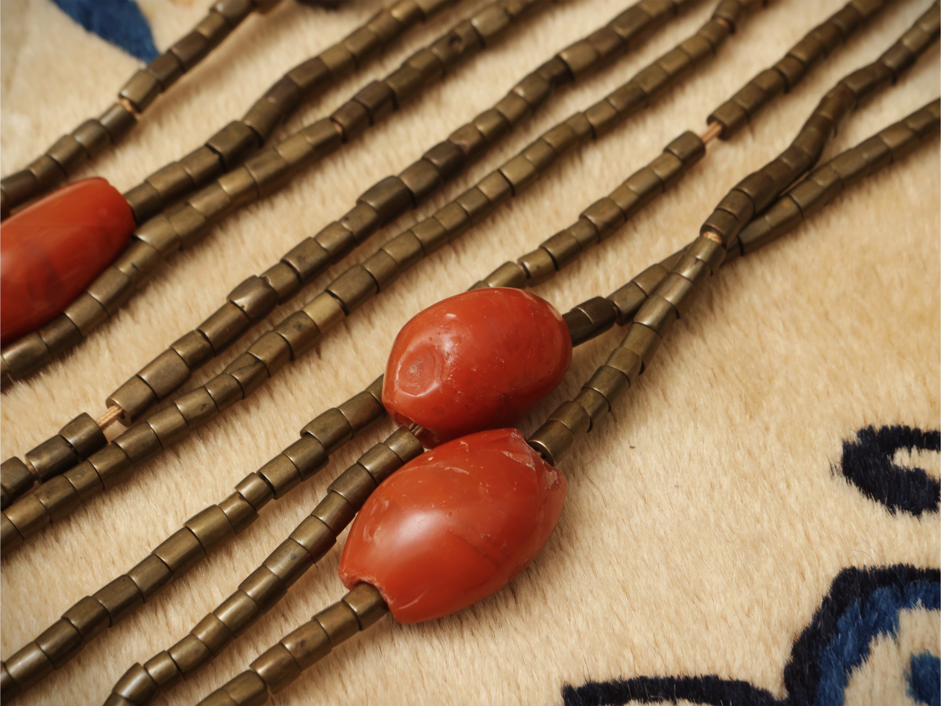 Collana in perle di rame e corniola del sud, Cina, XX secolo