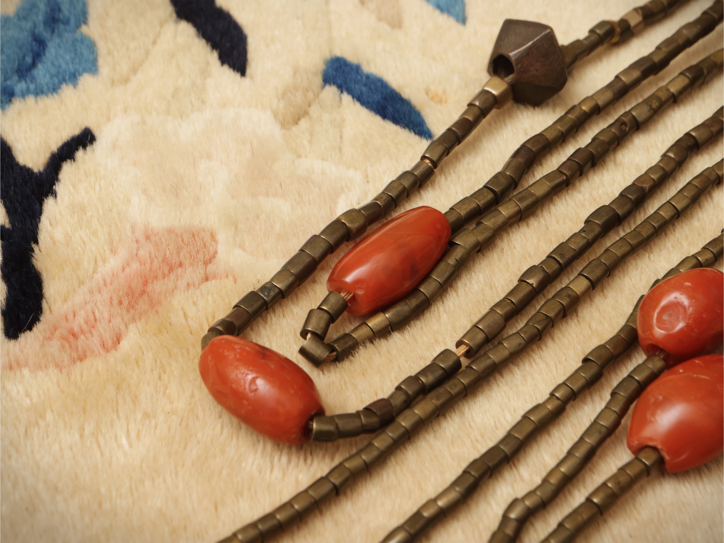 Collana in perle di rame e corniola del sud, Cina, XX secolo