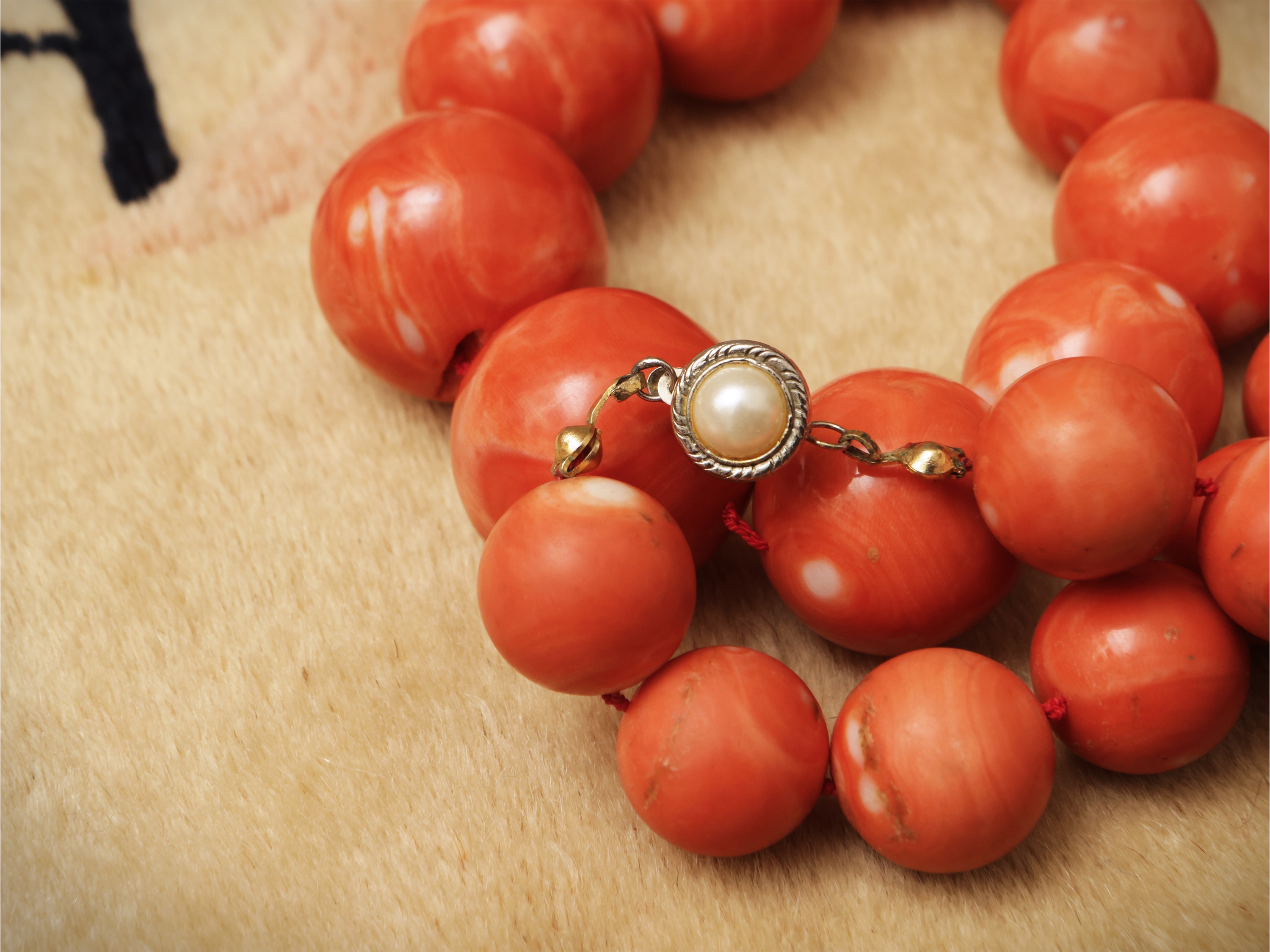 Collana in perle di corallo rosso mediterraneo, Cina, fine dinastia Qing – inizi sec. XX