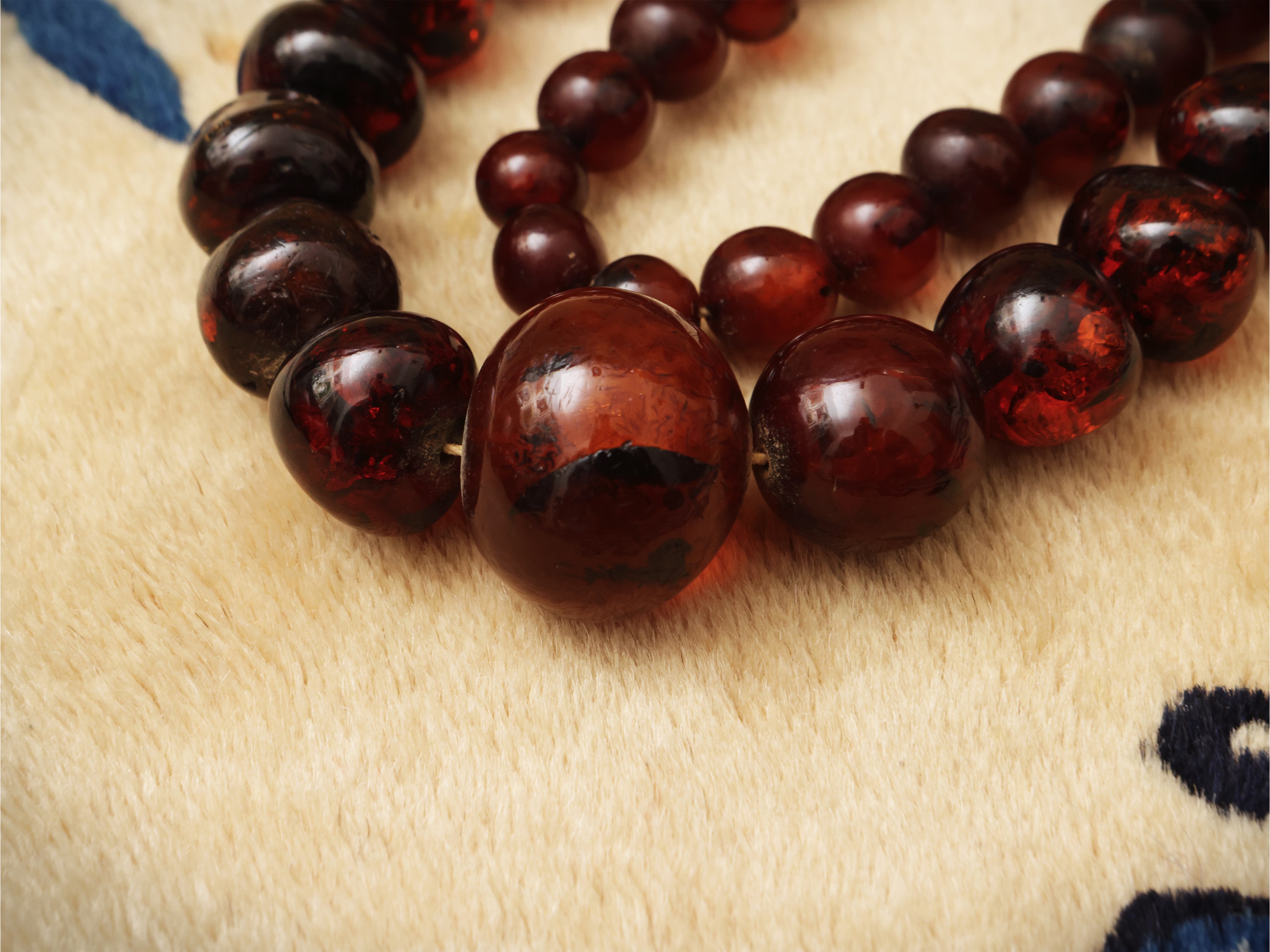 Collana in Ambra Naturale, Cina, Sec. XX