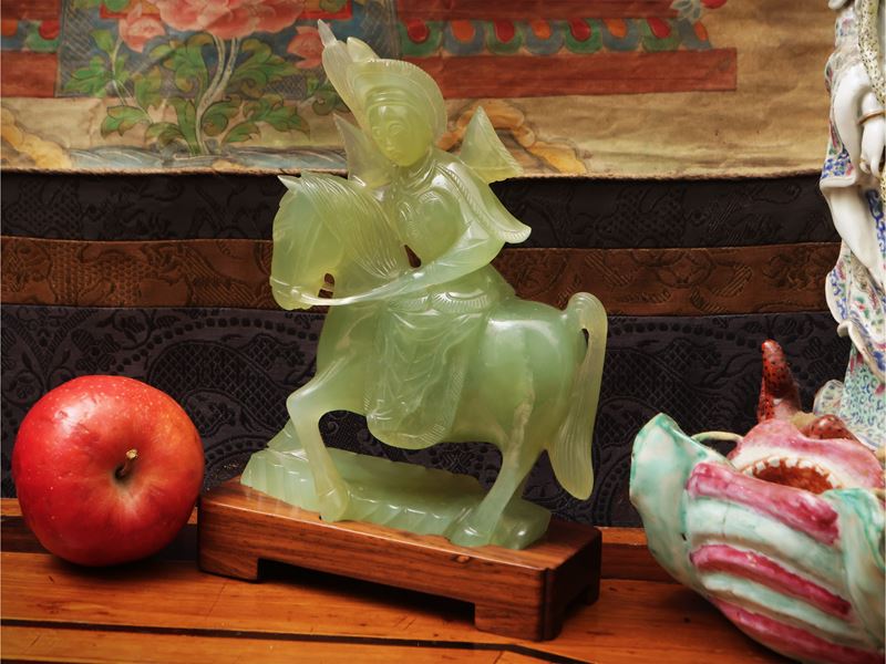 Scultura in giada di Xiuyan raffigurante Mu Guiying a cavallo, Cina, dinastia Qing, sec. XIX