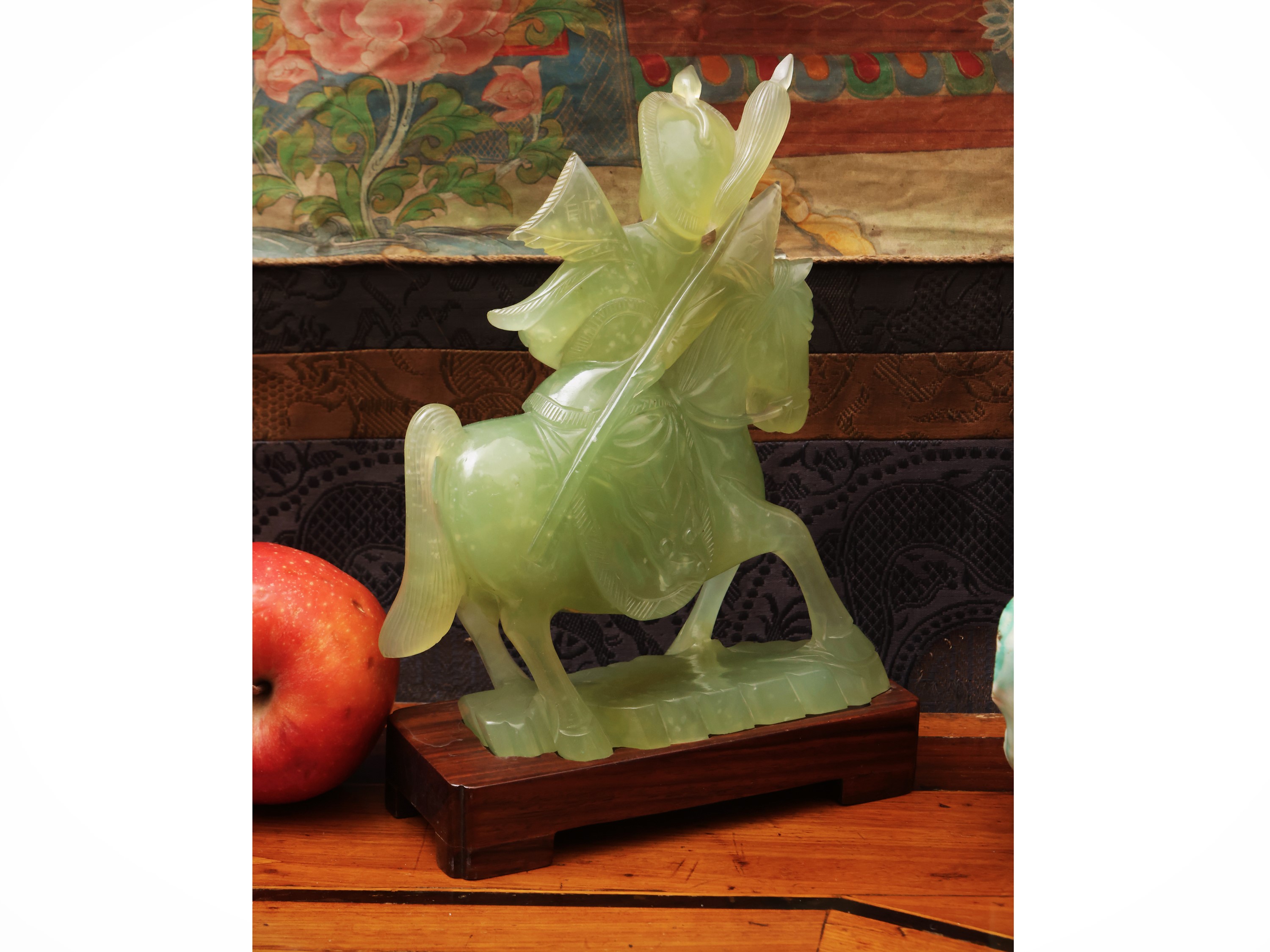 Scultura in giada di Xiuyan raffigurante Mu Guiying a cavallo, Cina, dinastia Qing, sec. XIX