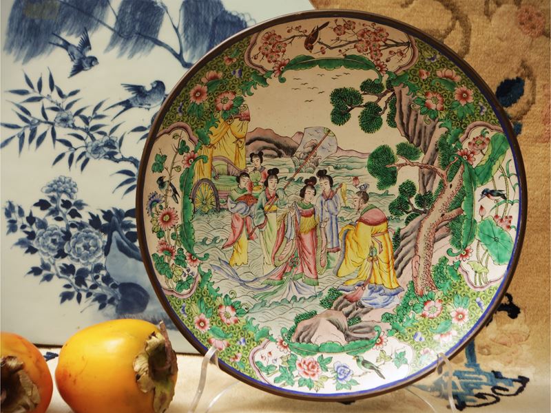 Piatto in rame dipinto a smalto raffigurante dame nel giardino, Cina, primo periodo Repubblica
