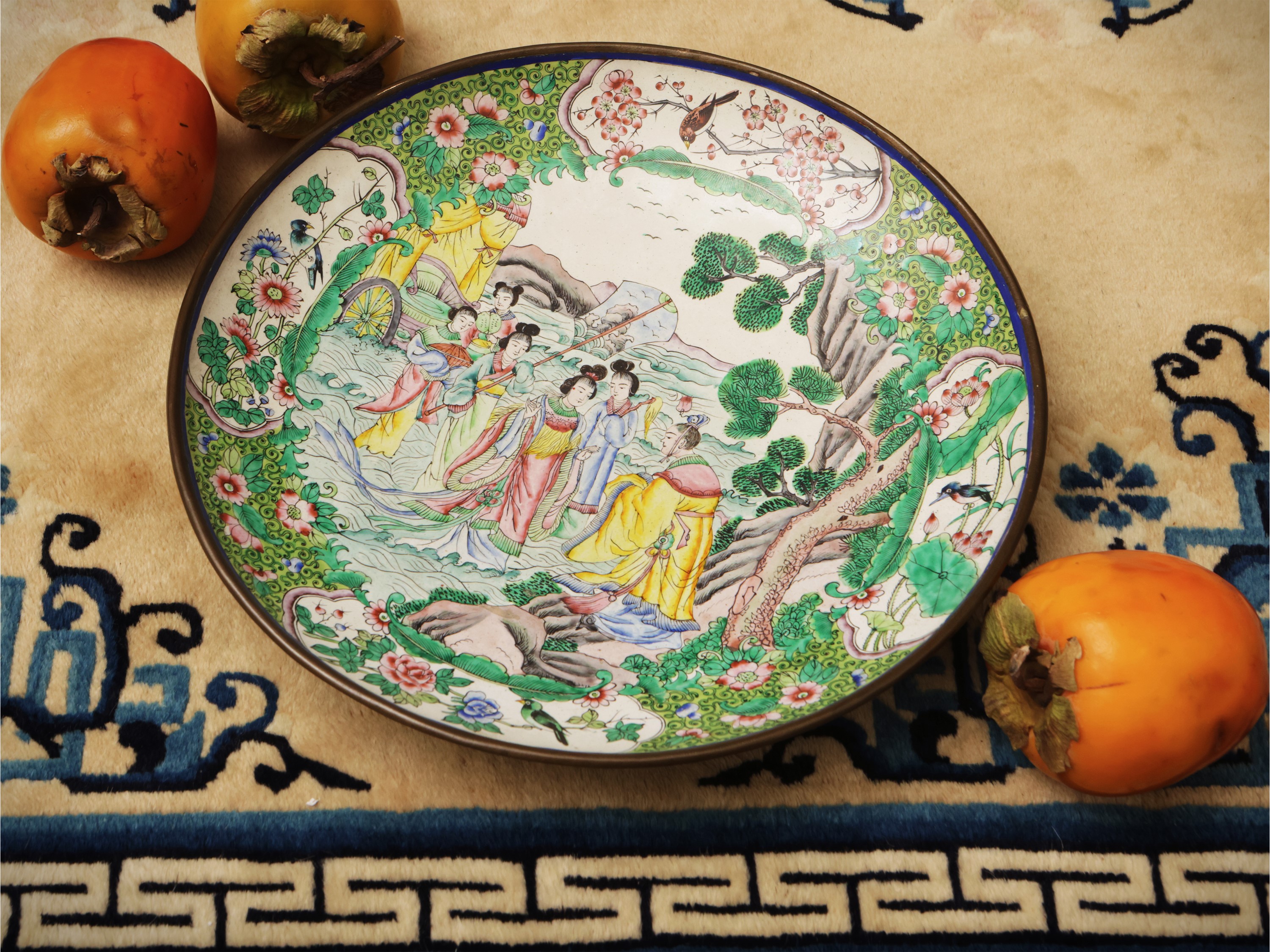 Piatto in rame dipinto a smalto raffigurante dame nel giardino, Cina, primo periodo Repubblica