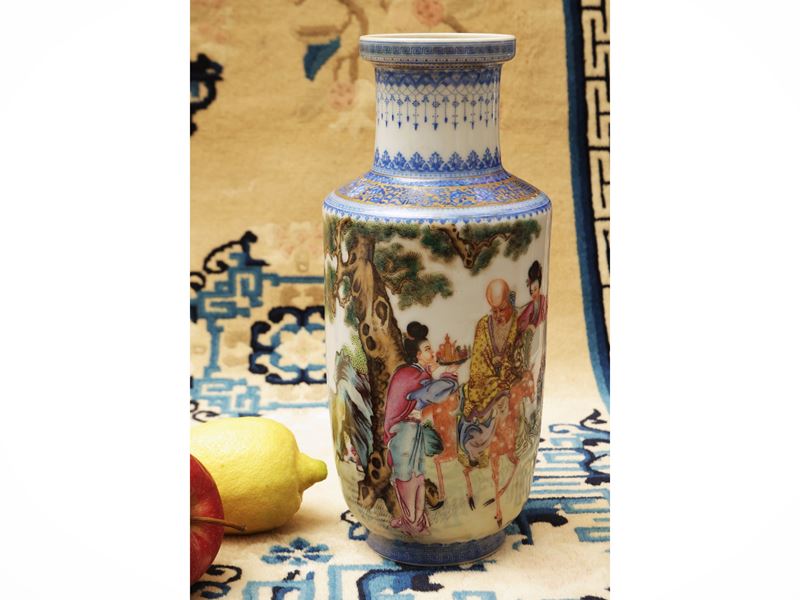 Vaso in porcellana Falangcai raffigurante le divinità della longevità, Cina, periodo Repubblica