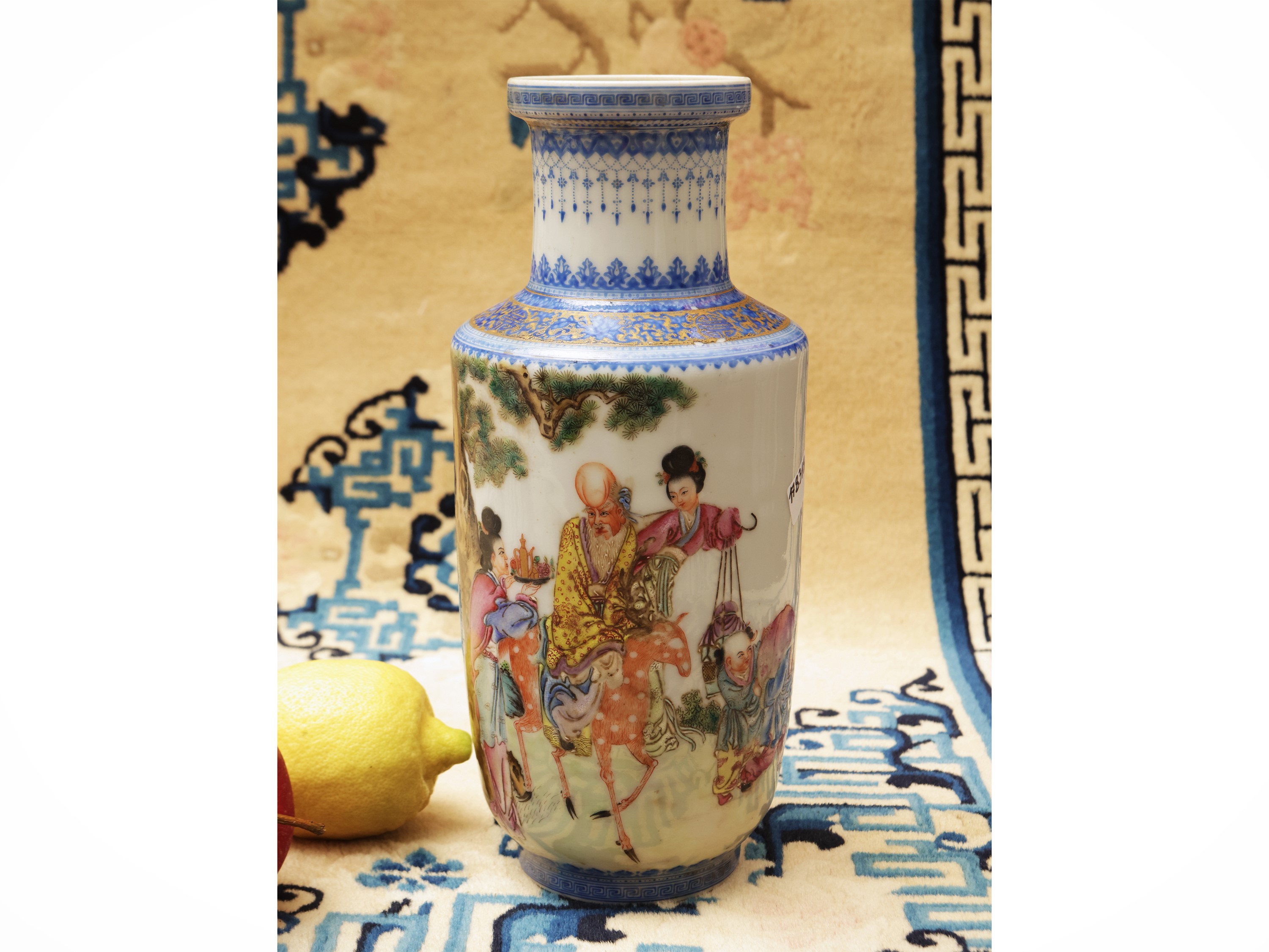 Vaso in porcellana Falangcai raffigurante le divinità della longevità, Cina, periodo Repubblica