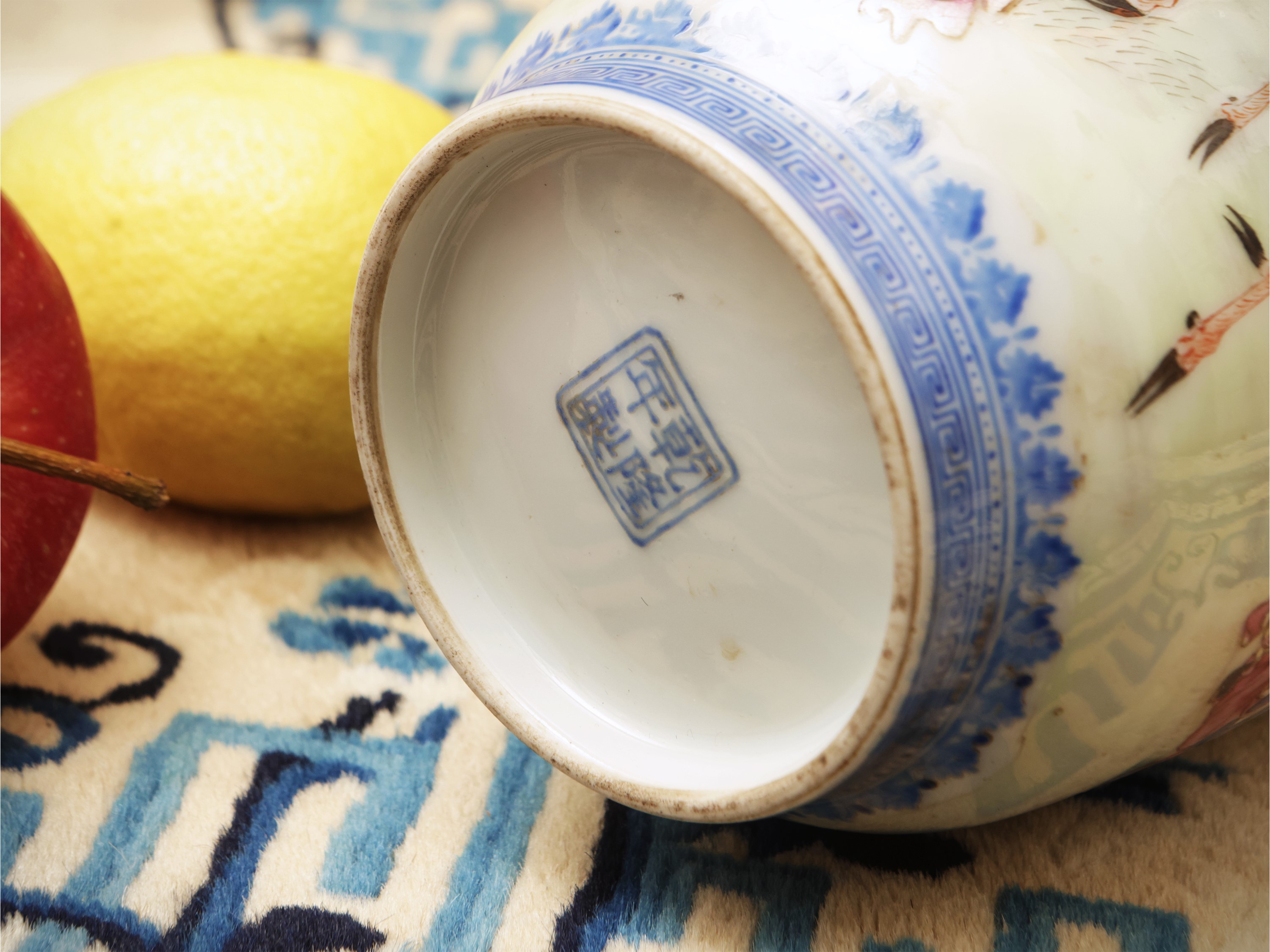 Vaso in porcellana Falangcai raffigurante le divinità della longevità, Cina, periodo Repubblica