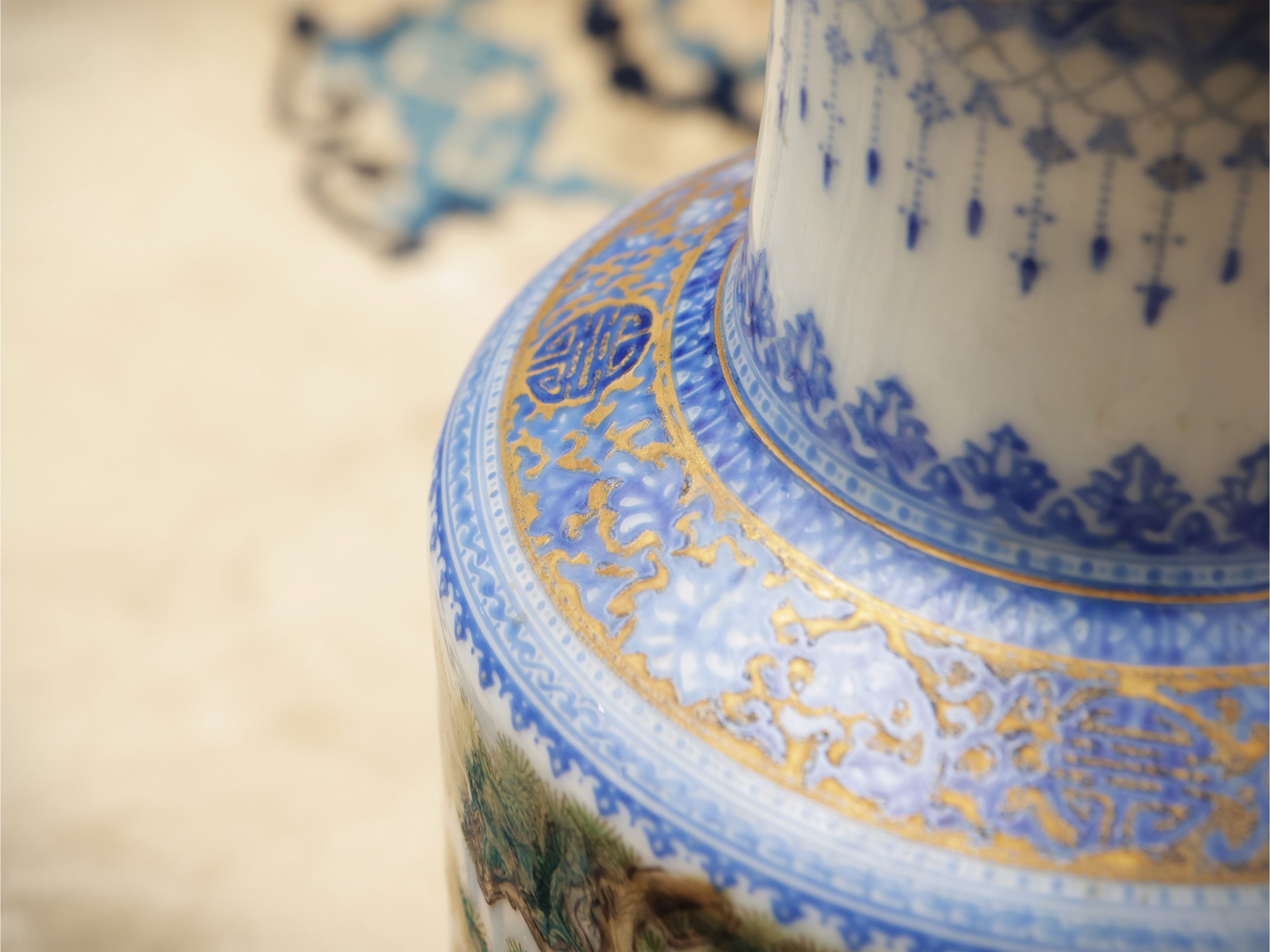 Vaso in porcellana Falangcai raffigurante le divinità della longevità, Cina, periodo Repubblica