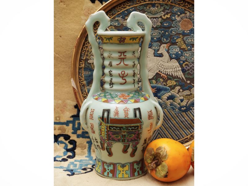 Vaso in porcellana policroma con anse a chi, decorato a motivi bogu, Cina, dinastia Qing, sec. XI...