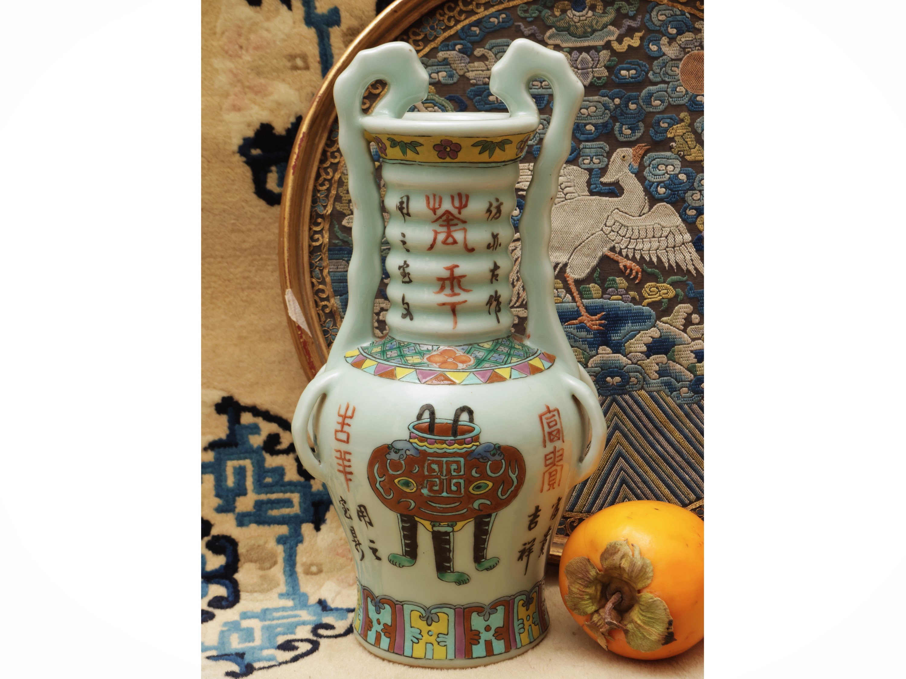 Vaso in porcellana policroma con anse a chi, decorato a motivi bogu, Cina, dinastia Qing, sec. XI...