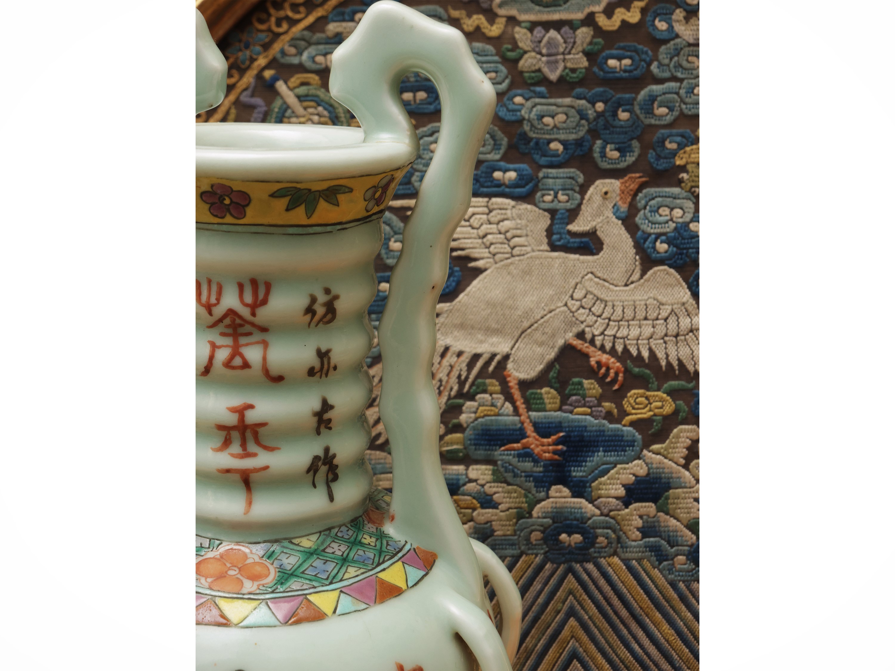 Vaso in porcellana policroma con anse a chi, decorato a motivi bogu, Cina, dinastia Qing, sec. XI...