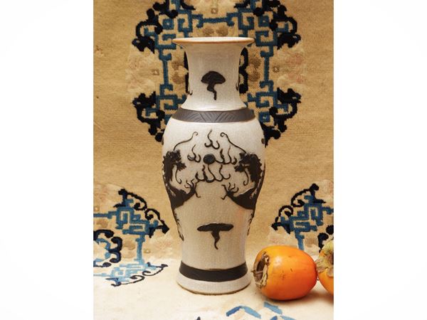Vaso in porcellana di Nanchino a smalto crettato con dragone in rilievo, Cina, periodo Repubblica