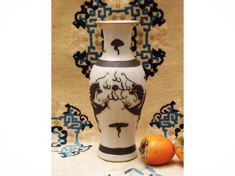 Vaso in porcellana di Nanchino a smalto crettato con dragone in rilievo, Cina, periodo Repubblica