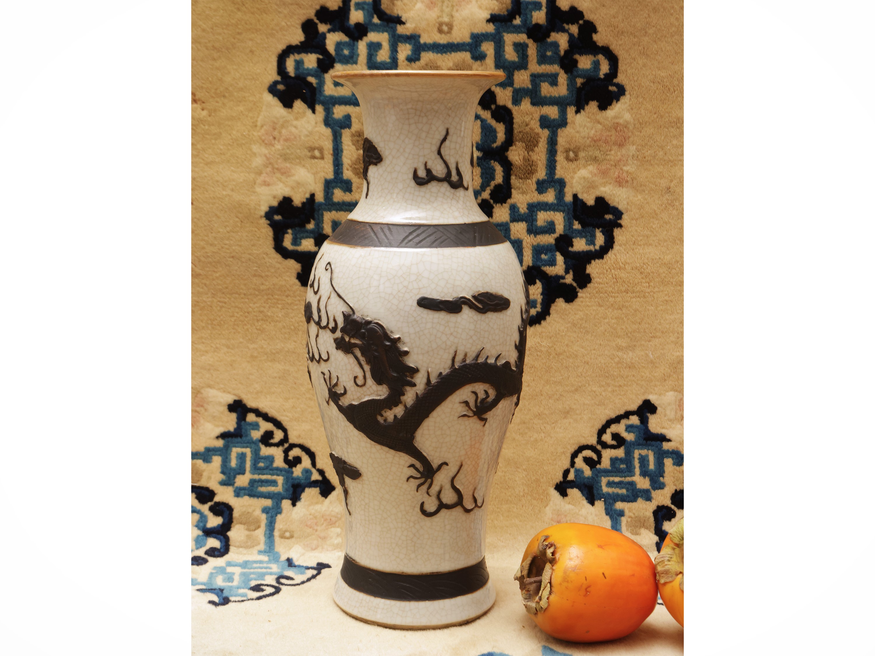 Vaso in porcellana di Nanchino a smalto crettato con dragone in rilievo, Cina, periodo Repubblica
