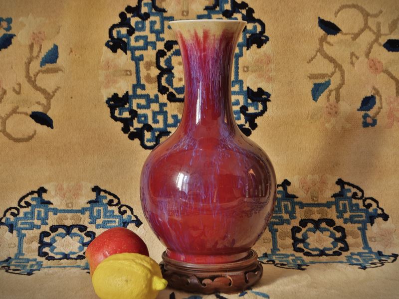 Vaso in porcellana a smalto Jun rosso porpora con colature blu, Cina, dinastia Qing