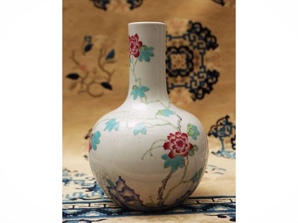 Vaso in porcellana a smalti famille rose con decorazione floreale, Cina, dinastia Qing