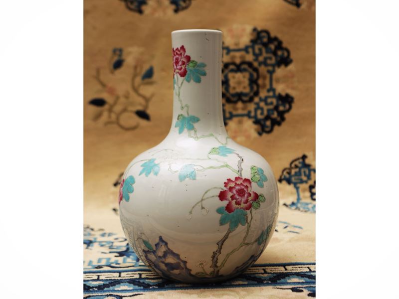 Vaso in porcellana a smalti famille rose con decorazione floreale, Cina, dinastia Qing