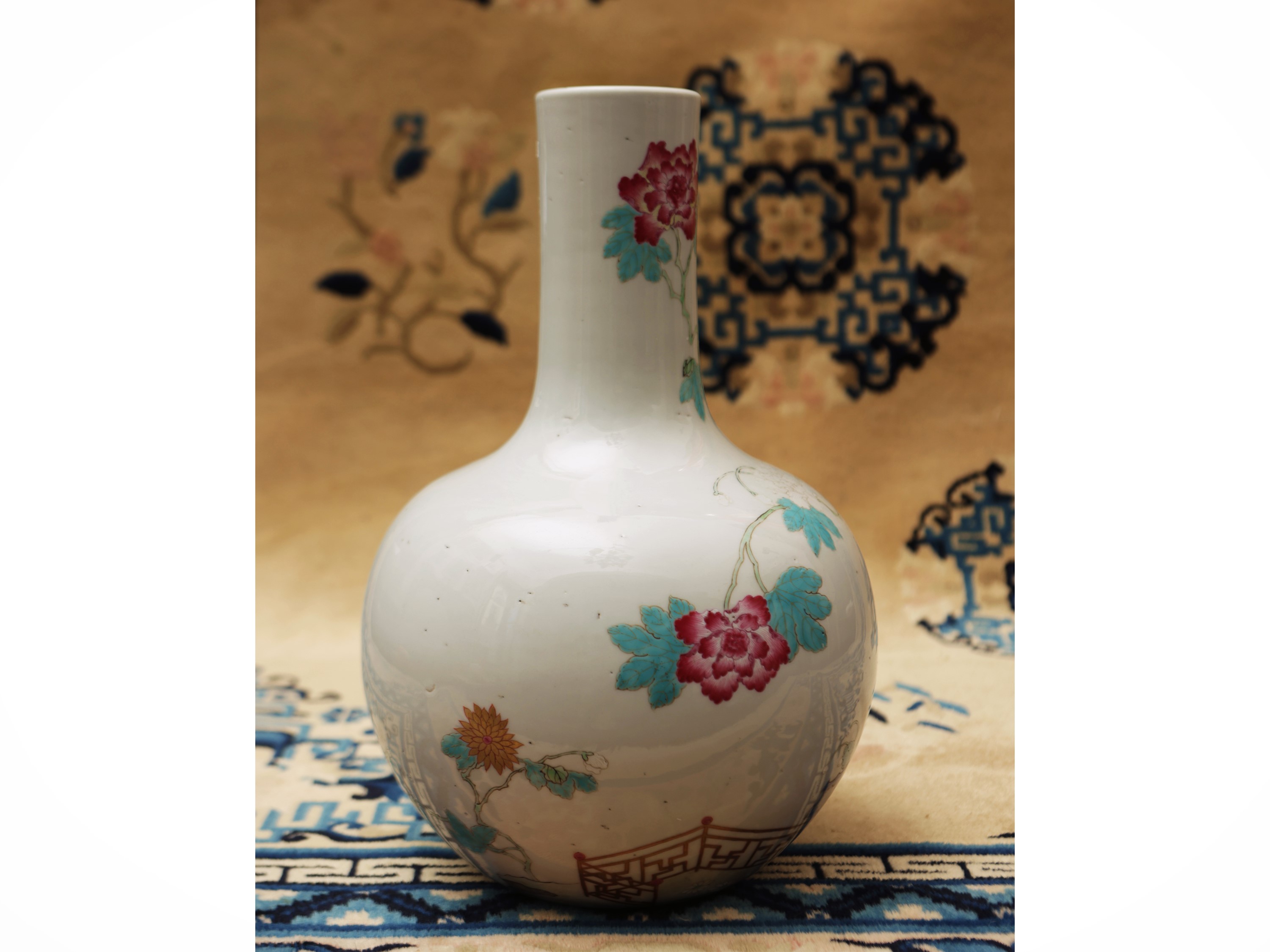 Vaso in porcellana a smalti famille rose con decorazione floreale, Cina, dinastia Qing