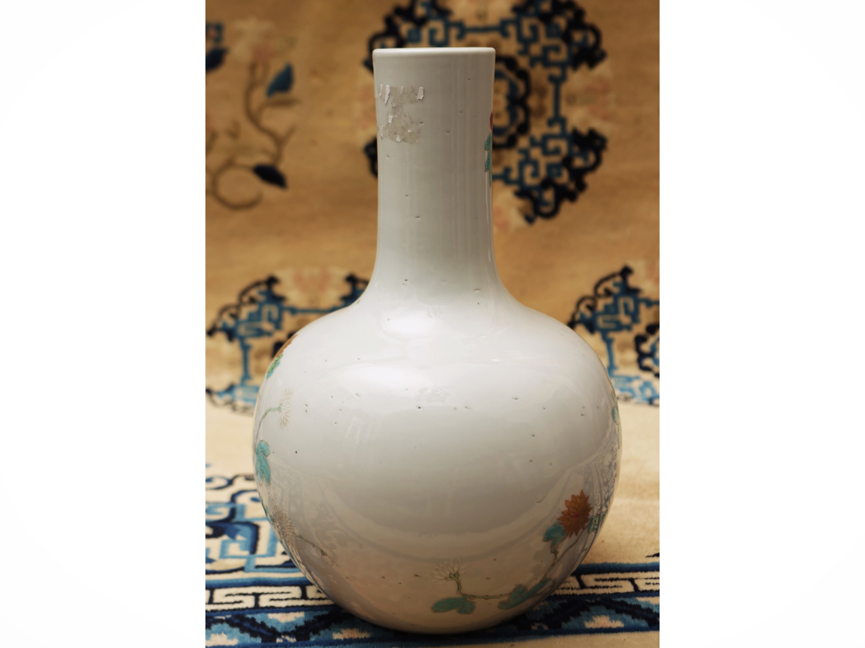 Vaso in porcellana a smalti famille rose con decorazione floreale, Cina, dinastia Qing