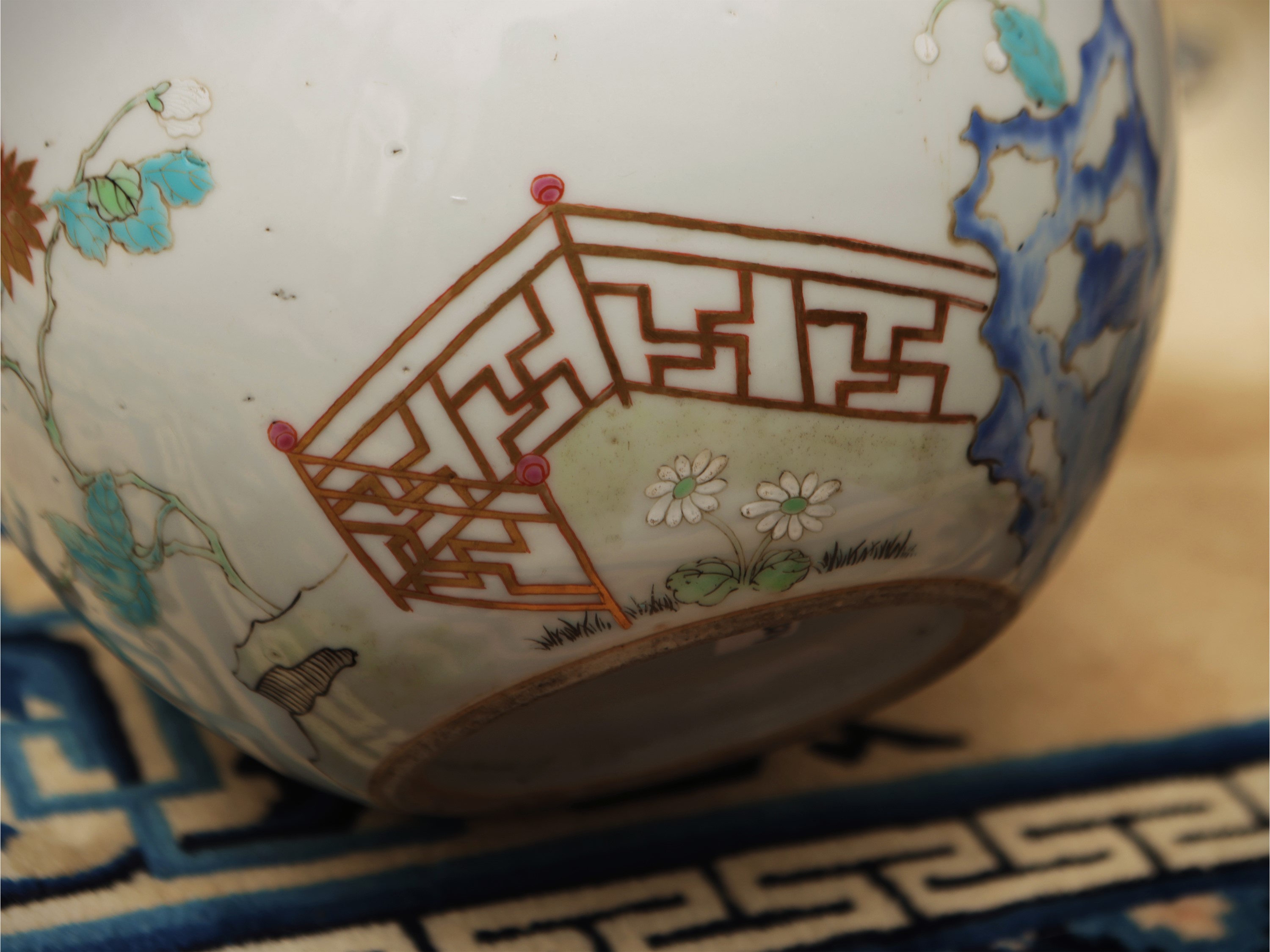 Vaso in porcellana a smalti famille rose con decorazione floreale, Cina, dinastia Qing