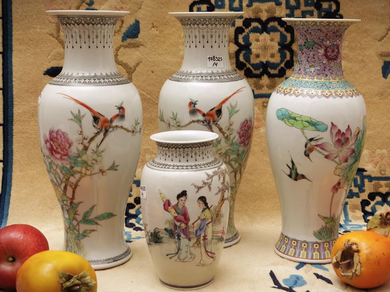 Gruppo di quattro vasi in porcellana famiglia rosa, Cina, sec. XX, periodo Repubblica