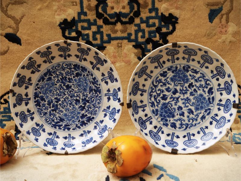 Coppia di piatti in porcellana bianco blu, Cina, dinastia Qing, periodo Kangxi (1662–1722)