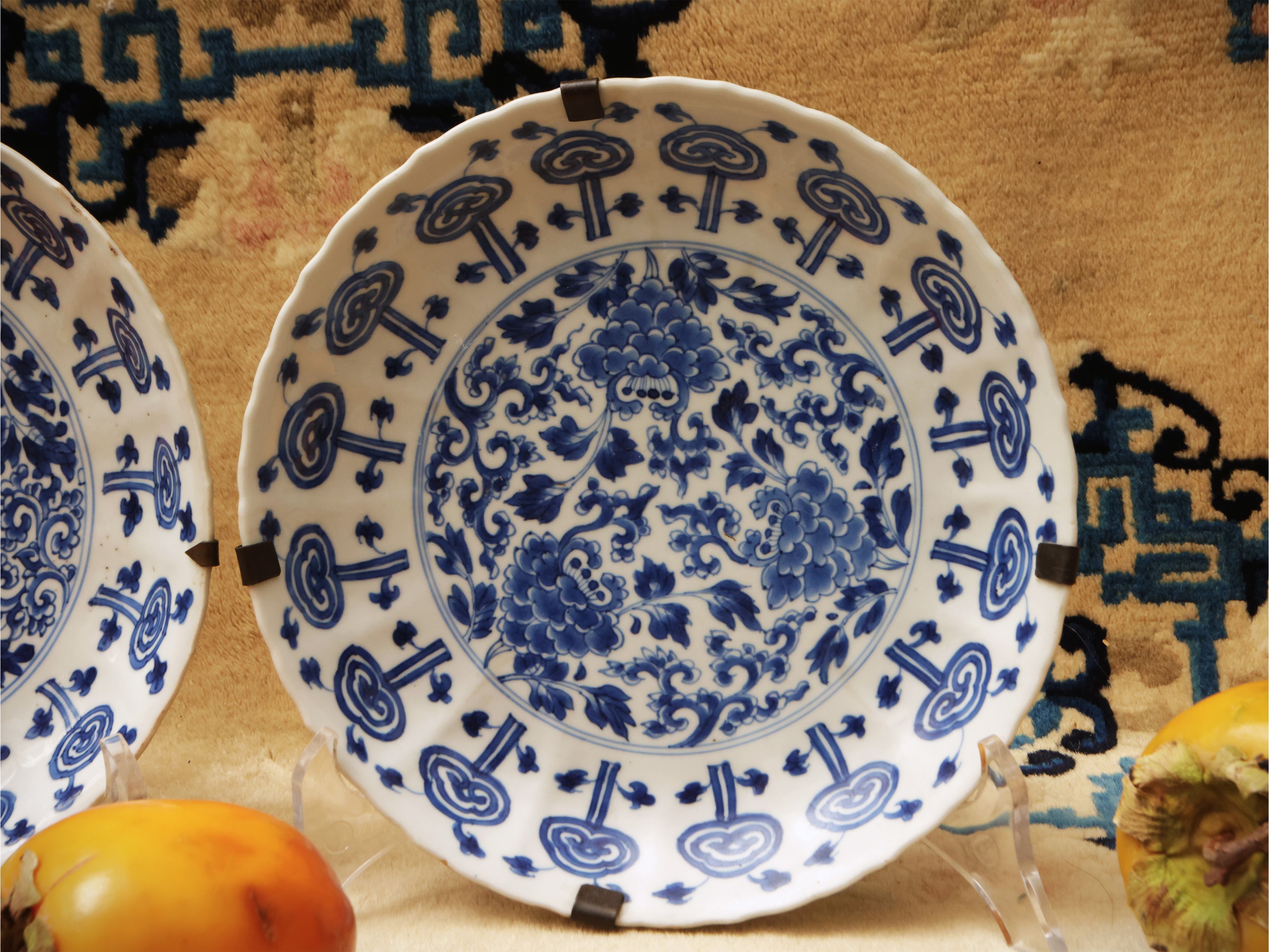 Coppia di piatti in porcellana bianco blu, Cina, dinastia Qing, periodo Kangxi (1662–1722)