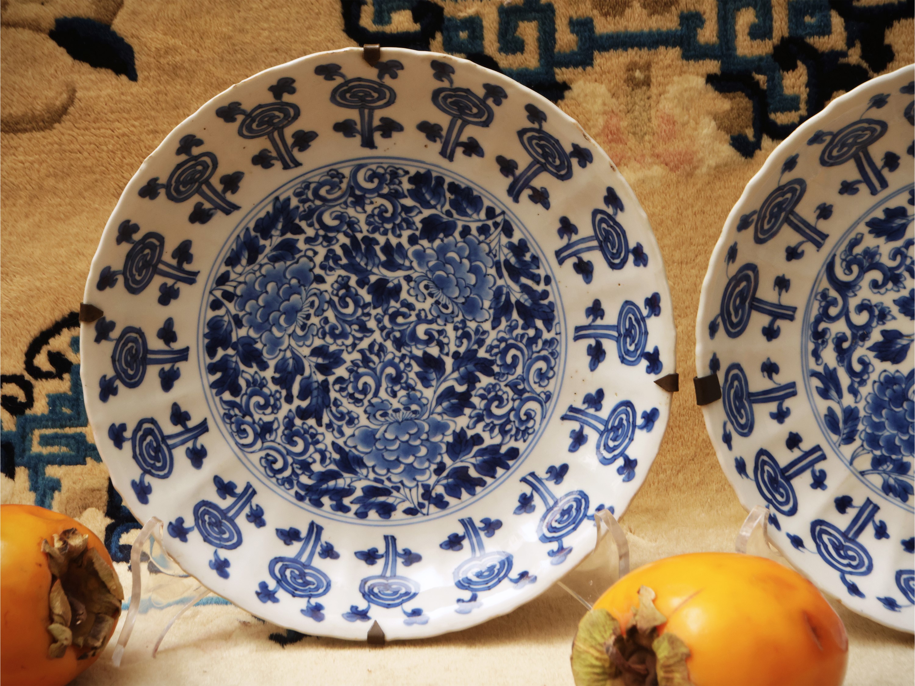 Coppia di piatti in porcellana bianco blu, Cina, dinastia Qing, periodo Kangxi (1662–1722)