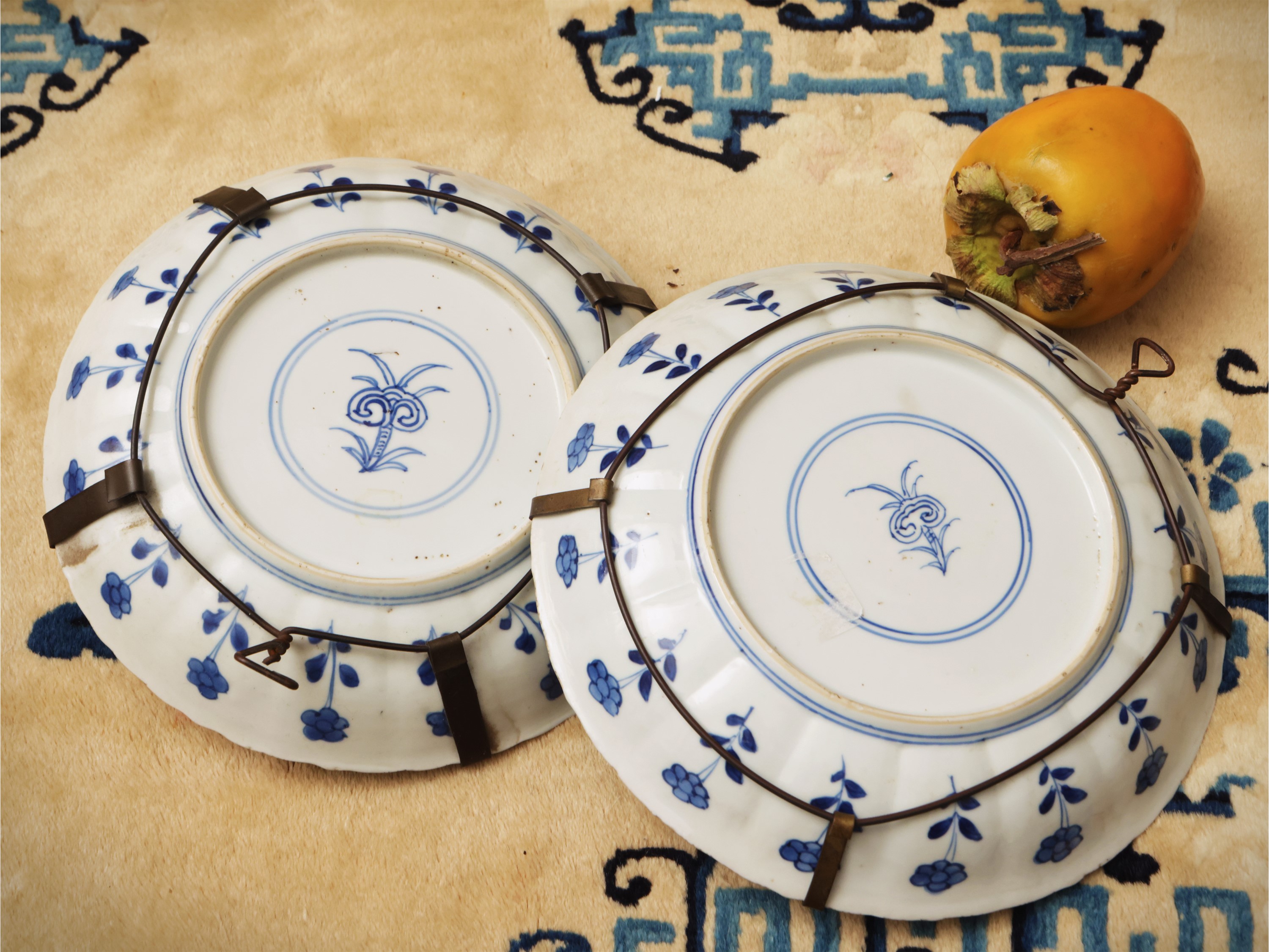 Coppia di piatti in porcellana bianco blu, Cina, dinastia Qing, periodo Kangxi (1662–1722)