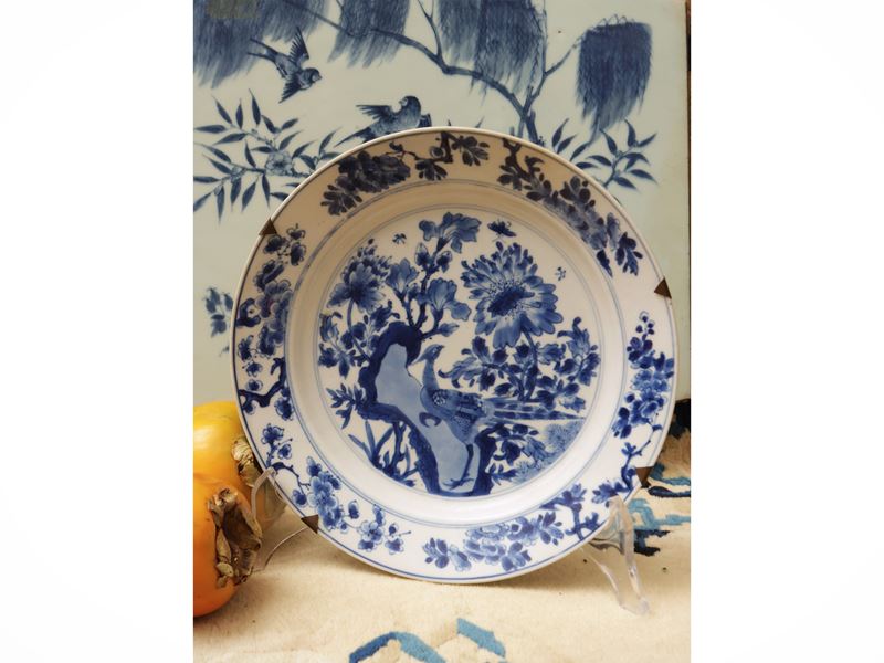 Piatto in porcellana bianco blu con decoro di fagiani e peonie, Cina, dinastia Qing, periodo Kang...
