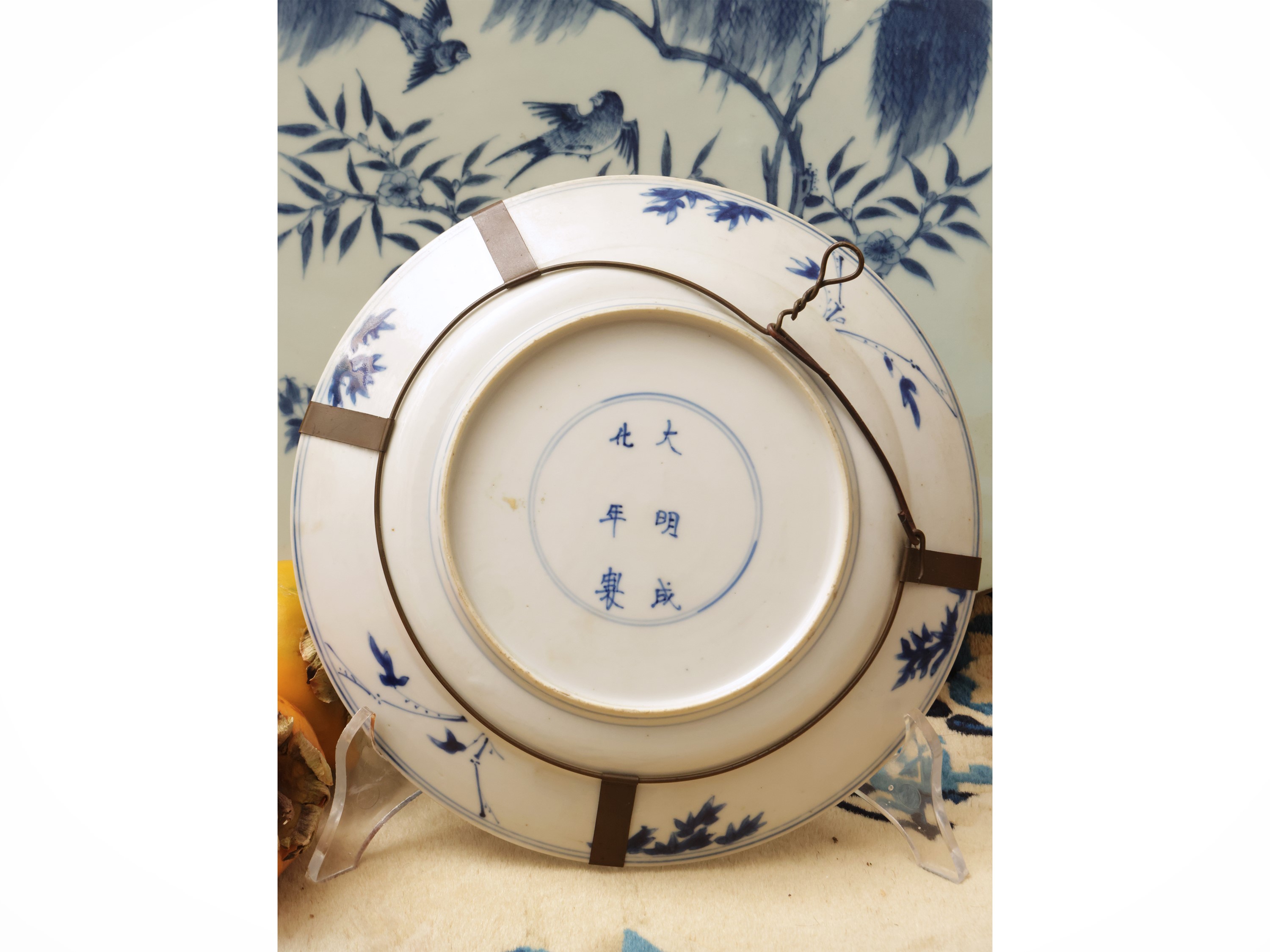 Piatto in porcellana bianco blu con decoro di fagiani e peonie, Cina, dinastia Qing, periodo Kang...