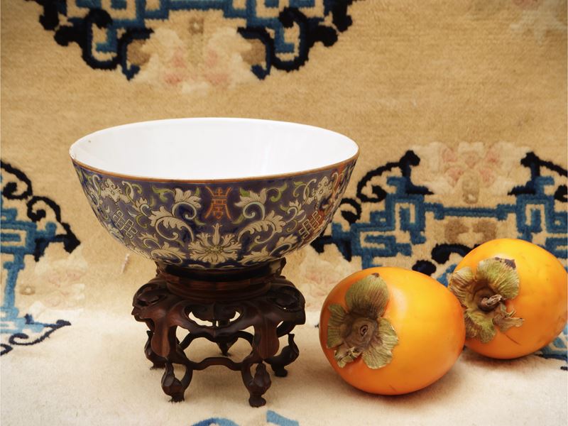 Ciotola in porcellana a fondo blu Cina, dinastia Qing, marchio Da Qing Jiaqing nianzhi