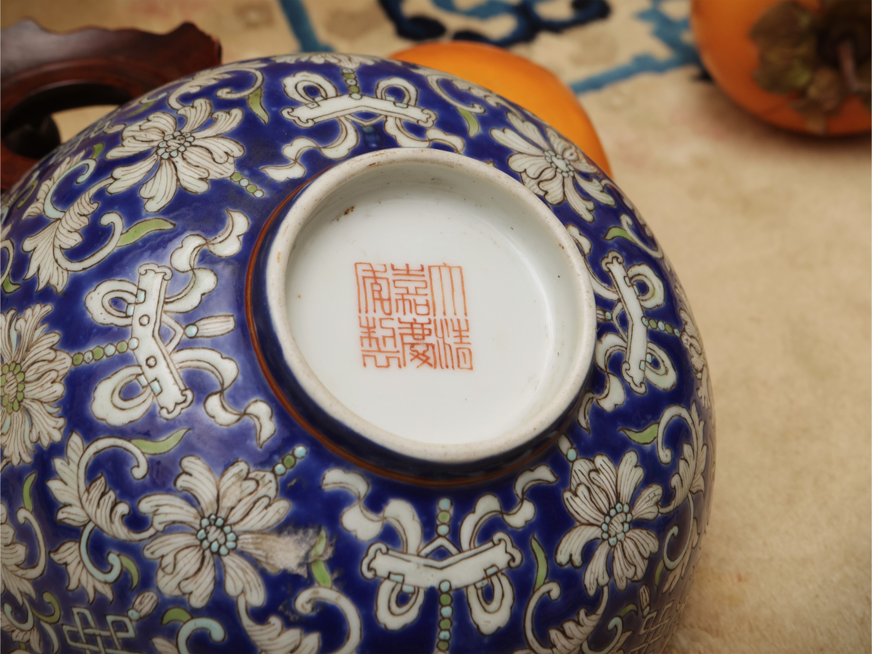 Ciotola in porcellana a fondo blu Cina, dinastia Qing, marchio Da Qing Jiaqing nianzhi
