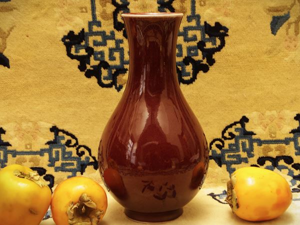Vaso in porcellana a smalto rosso rame (sang-de-boeuf), dinastia Qing, marchio apocrifo Qianlong