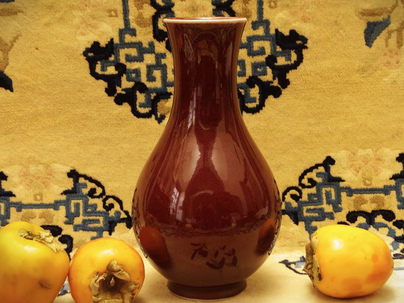 Vaso in porcellana a smalto rosso rame (sang-de-boeuf), dinastia Qing, marchio apocrifo Qianlong