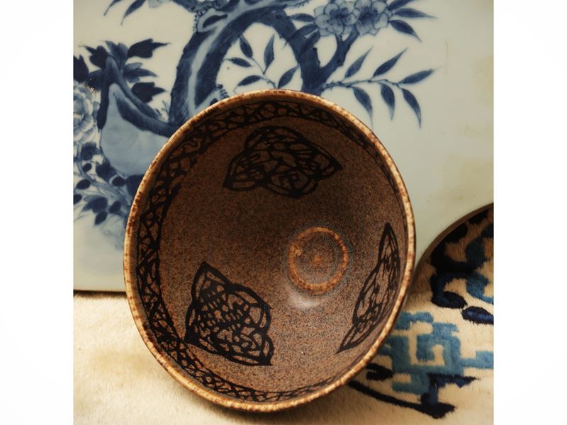 Ciotola a smalto nero con decorazione a macchie piume di pernice , Cina, dinastia Qing