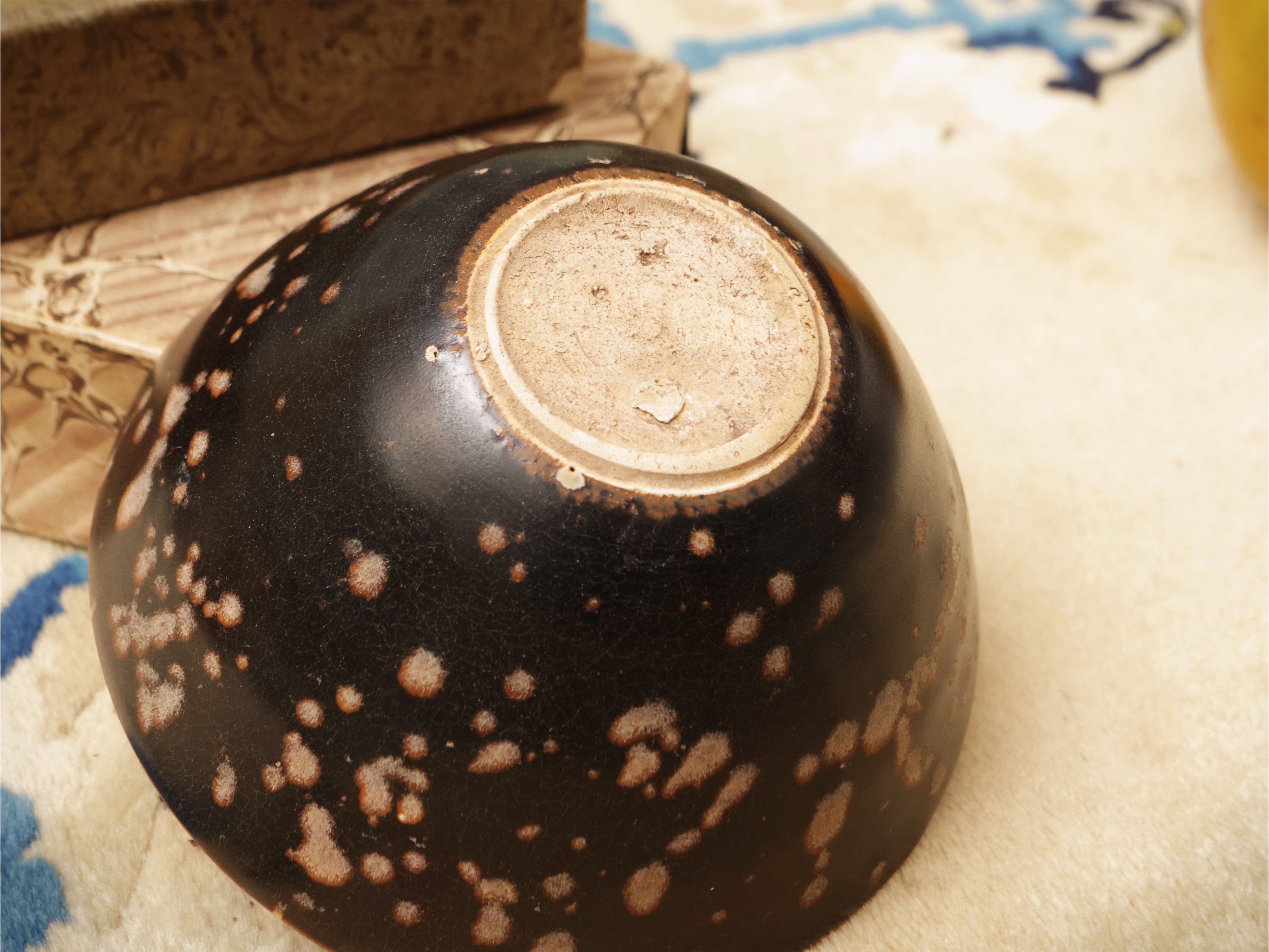 Ciotola a smalto nero con decorazione a macchie piume di pernice , Cina, dinastia Qing