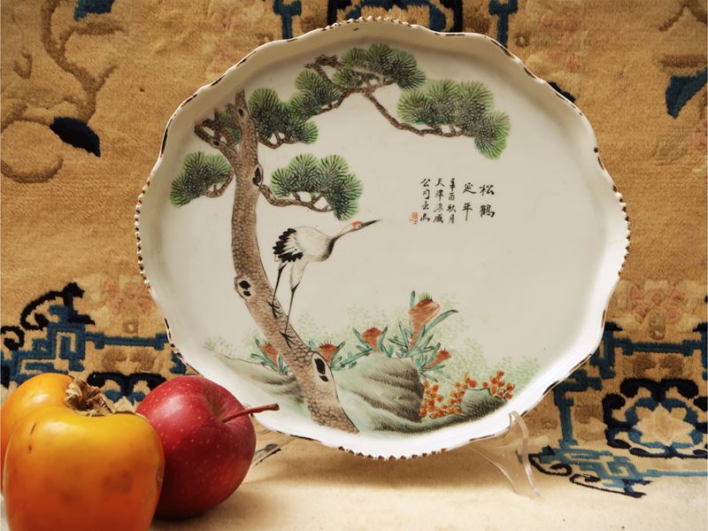 Vasoio ovale in porcellana policroma con decorazione di pino e gru, Cina, periodo Repubblica