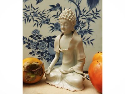 Cina, Dinastia Qing, Figura di Buddha Seduto in Porcellana a Smalto Celadon Chiaro