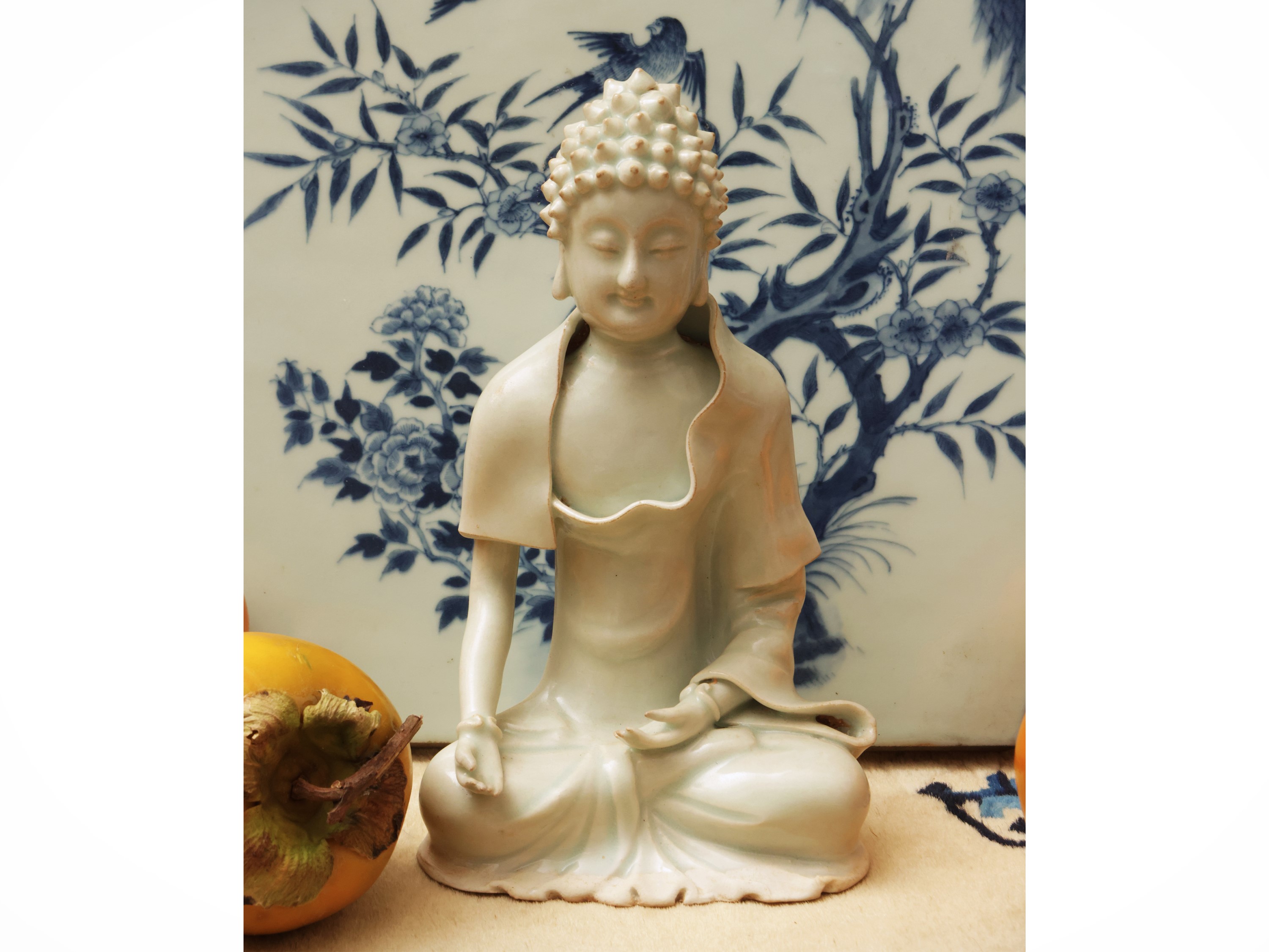 Cina, Dinastia Qing, Figura di Buddha Seduto in Porcellana a Smalto Celadon Chiaro