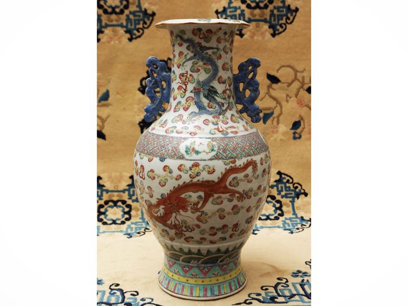 Vaso in porcellana a smalto policromo e dorato con draghi e nuvole,Cina, dinastia Qing
