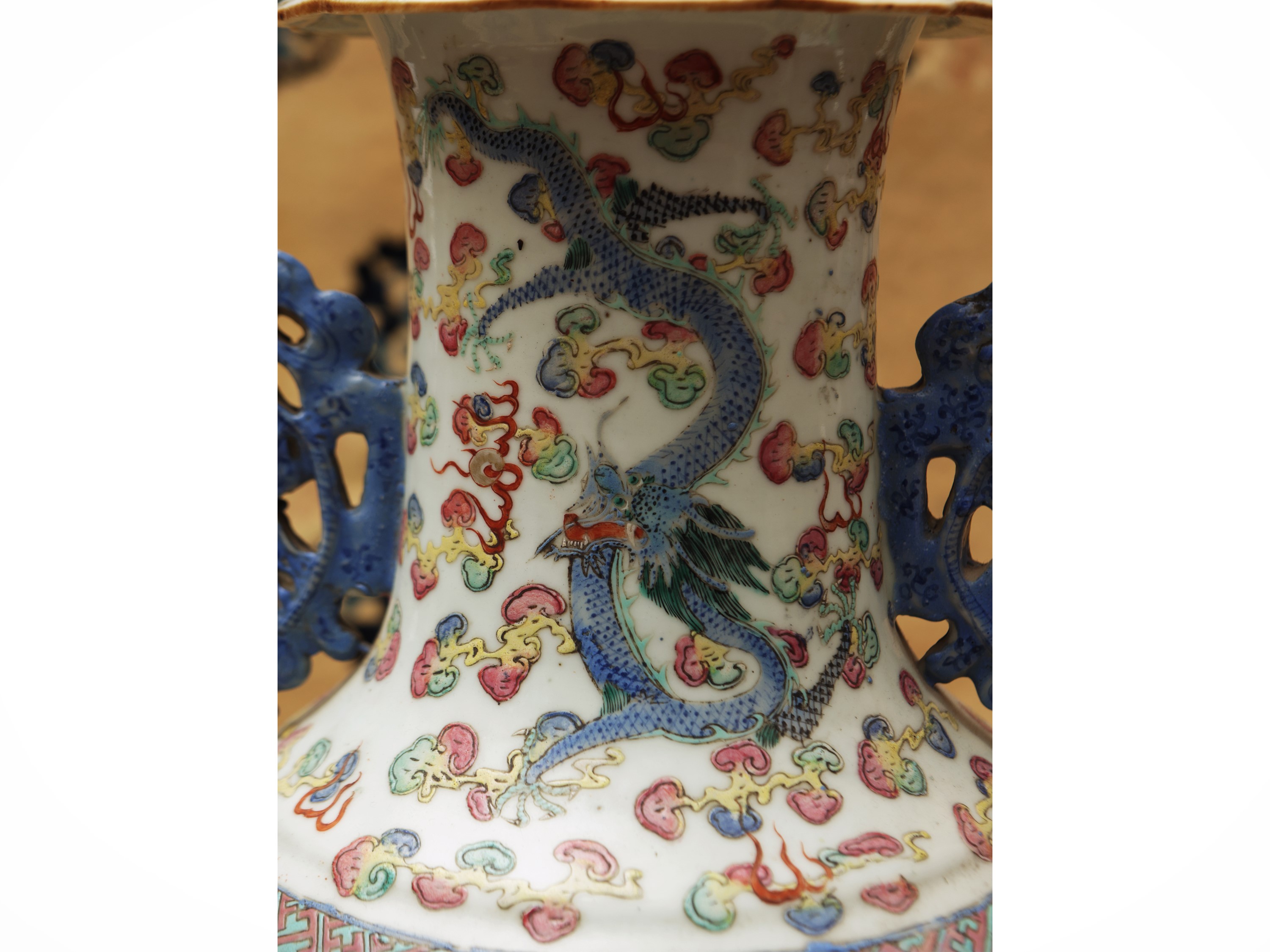Vaso in porcellana a smalto policromo e dorato con draghi e nuvole,Cina, dinastia Qing