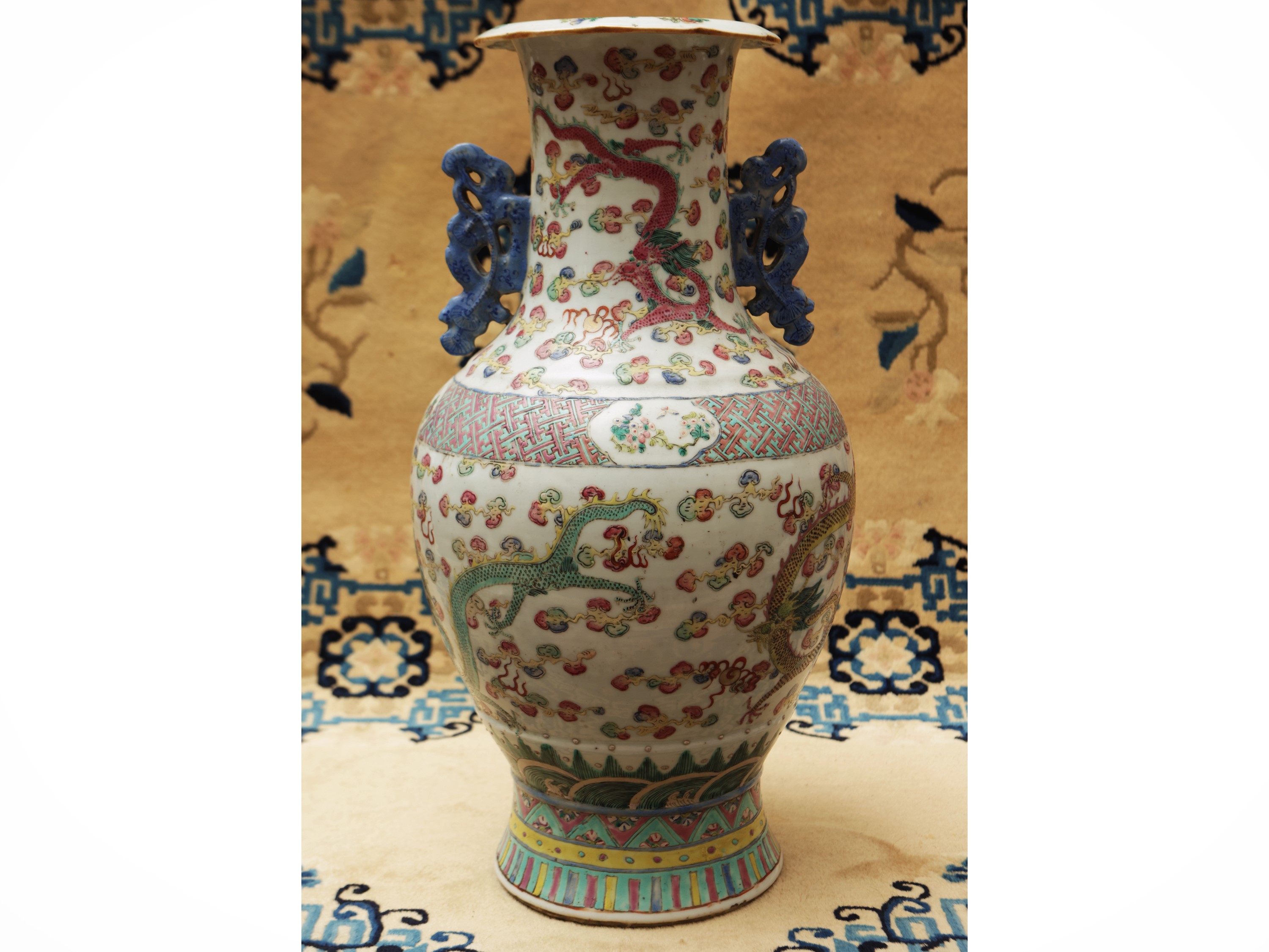 Vaso in porcellana a smalto policromo e dorato con draghi e nuvole,Cina, dinastia Qing