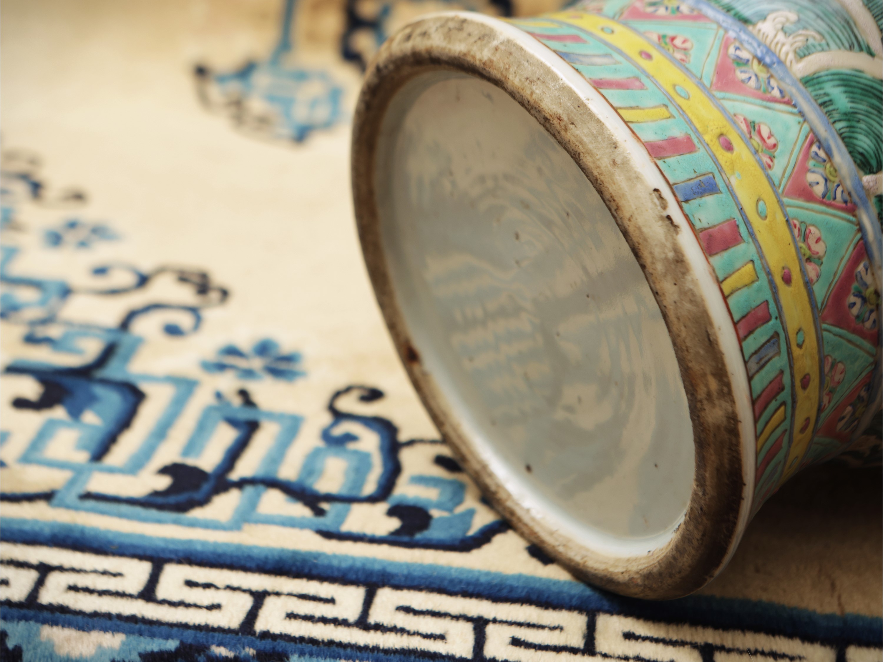 Vaso in porcellana a smalto policromo e dorato con draghi e nuvole,Cina, dinastia Qing