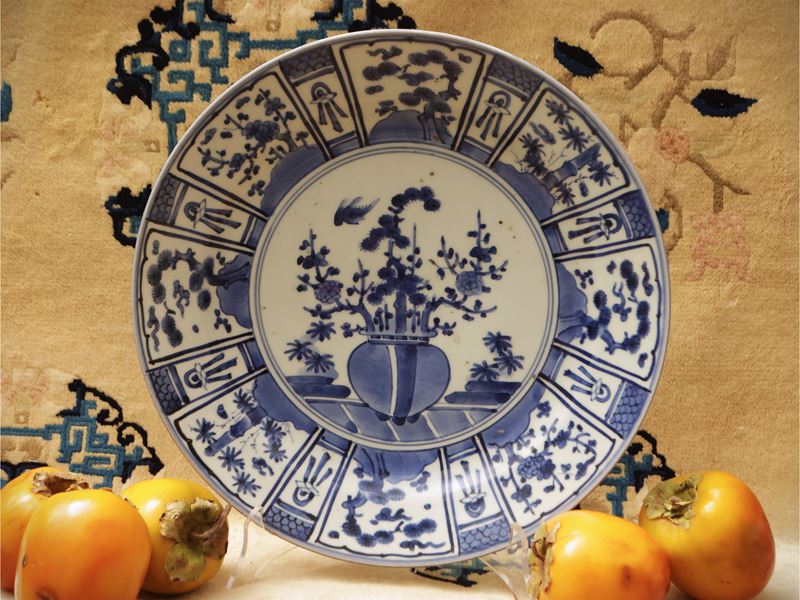 Piatto in porcellana bianco blu con motivo di bogu, Cina, dinastia Qing
